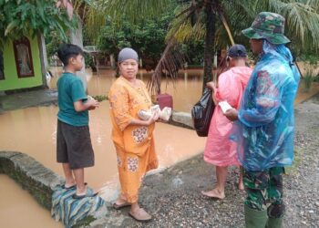 Babinsa Koramil 07/Pauh Kambar Dampingi Wali Nagari Saulayat Salurkan Bantuan untuk Warga Terdampak Banjir