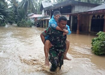 Di Tengah Bencana Banjir, Babinsa Koramil 03/Sungai Sariak Evakuasi Warga Alami Sakit