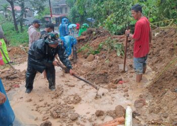 Babinsa dan Warga Setempat Bersihkan Badan Jalan Tertimbun Longsor di Nagari Malai III Koto