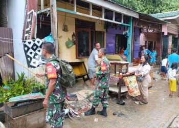 Babinsa Koramil 15/DT Bantu Warga Bersihkan Rumah Pasca Banjir