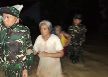 Yonkav 6/NK Kerahkan Pasukan Bantu Evakuasi Warga Terdampak Banjir di Tanjung Gusta