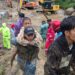 Prajurit TNI AD Gerak Cepat Bantu Evakuasi Korban Banjir dan Longsor di Padang Panjang