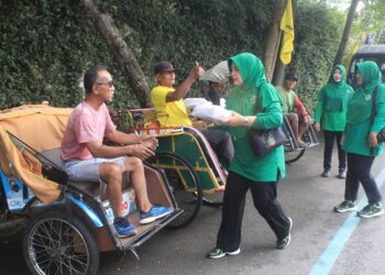 Sentuhan Jumat Berkah Persit Trenggalek, Hadirkan Kepedulian untuk Tukang Becak