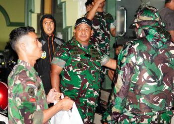 Kasdam I/BB Turun Langsung Meninjau Lokasi Banjir Serta Membagikan Sembako untuk Warga Terdampak.