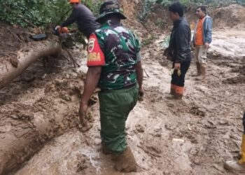 Babinsa Koramil 01/Pargarutan Kodim 0212/Tapsel bersama Aparat lainnya Buka Akses Jalan,  Pasokan BBM ke Padang Sidempuan Terdampak