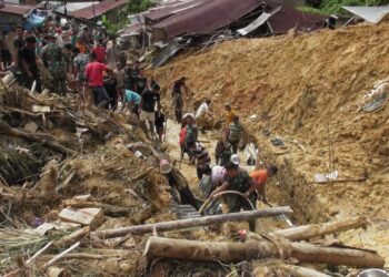 Prajurit Korem 023/KS Berjibaku dengan Waktu Bantu Korban Bencana Longsor dan Banjir Bandang