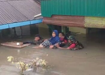 AKSI CEPAT TNI AL SELAMATKAN WARGA TERDAMPAK BANJIR BANDANG DI SUMATERA UTARA