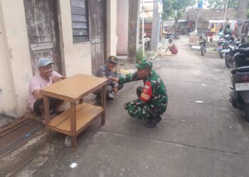 Implementasikan Bintahwil Dengan Pelaku UMKM, Babinsa Joyotakan Motivasi Pelaku Usaha Mebel