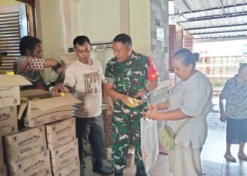 Pastikan Bansos Tepat Sasaran, Babinsa Gandekan Kawal Pendistribusian Bantuan Beras Dan Minyak Goreng