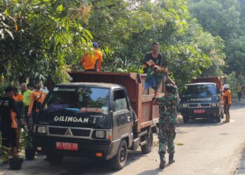 Pelopori Kebersihan Lingkungan, Babinsa Gilingan Bersama Warga Laksanakan Kerja Bakti Bersihkan Lingkungan