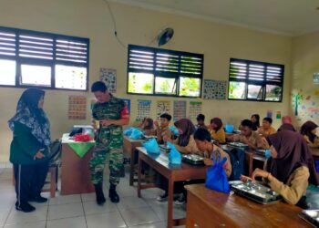 Peran Aktif Babinsa Mojosongo Bantu Pendistribusian Makanan Bergizi Gratis di Sekolah