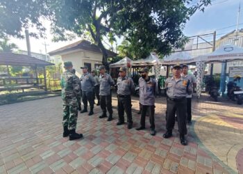 Mantapkan Kekompakan & Kedisiplinan Anggota Linmas, Babinsa Sumber Berikan Pelatihan PBB