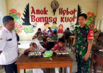 Peran Aktif Babinsa Mojosongo Bantu Pendistibusian MBG di Sekolah