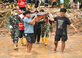Satgas Gulbacel Kodam I/BB bersama Anggota Koramil 01/Batang Toru Kodim 0212/TS Evakuasi Korban Banjir Meninggal di Desa Garoga