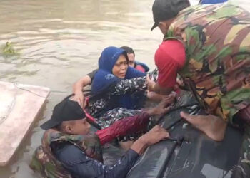 MARINIR BERGERAK CEPAT BANTU MASYARAKAT TERJEBAK BANJIR BANDANG DI SUMATERA UTARA