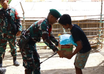 Wujud Kepedulian TNI: Satgas Pamtas Renovasi Rumah Warga dan Salurkan Sembako