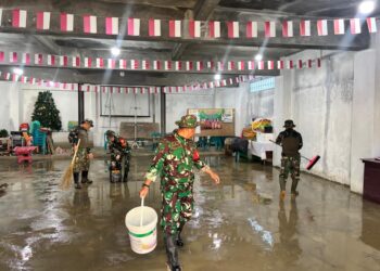 Peduli Bencana ,Koramil 0201/01 MP Bersama Unsur Muspika Medan Petisah dan Warga Berjibaku Bersihkan Sisa Banjir di Gereja