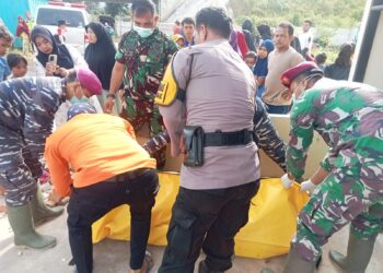 Babinsa Monitoring Penemuan Mayat di Tepi Sungai Jembatan Putus Kayu Gadang