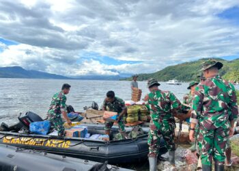 Banjir Putuskan Akses, TNI Tempuh 12 Mil Lalui Danau Singkarak Salurkan Bantuan