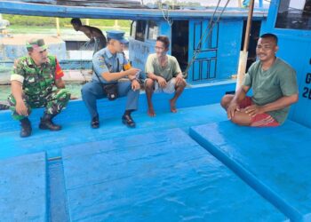 Babinsa Koramil 07/Tambelan dan Babinpotmar Pos TNI AL Laksanakan Komsos dengan Nelayan Kalimantan