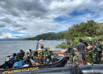 Banjir Putuskan Akses, TNI Tempuh 12 Mil Lalui Danau Singkarak Salurkan Bantuan