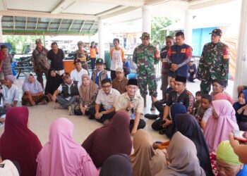Rombongan Kepala Staf Kepresidenan Laksanakan Kunjungan Kerja ke Daerah Yang Terkena Banjir di Korong Kampung Baruh, Nagari Kampung Galapung, Ulakan Tapakis
