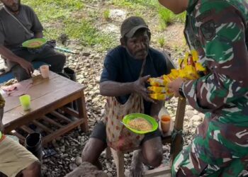Pos Selal Satgas Yonif 751/VJS Gelar Pengobatan Gratis & Berbagi Makanan: Wujud Kepedulian di Perbatasan
