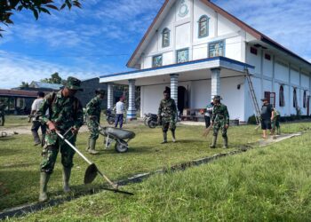 Prajurit Yonif TP 908/Gaja Dompak Bergotong Royong Bersihkan Gereja HKBP Sidiangkat, Wujud Nyata Kemanunggalan TNI dan Rakyat