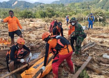 Prajurit TNI Kembali Temukan Korban Banjir Bandang dan Tanah Longsor