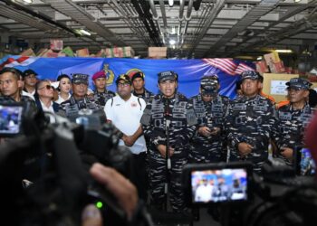 GUNAKAN KAPAL PERANG, TNI AL SALURKAN BANTUAN KEMANUSIAAN SKALA BESAR KE ACEH, SUMATERA UTARA, DAN SUMATERA BARAT