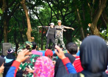 Senam Satu Jam Penuh Bersama Dahlan Iskan Ramaikan CFD Bundaran Gannet Puspenerbal Juanda