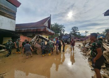 Satgas Gulbencal Bantu Evakuasi Warga Korban Banjir di Desa Huta Godang, Kab Tapsel
