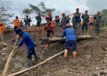 Semangat dan Tanpa Mengenal Lelah, Prajurit Denhanud 474 Brigade Parako 1 Pasgat Terus Mencari Korban Bencana Tanah Longsor Di Banjarnegara