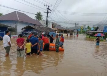 Kodim 0211/Tapteng Bantu Evakuasi Warga Terdampak Banjir di Kota Sibolga dan Tapteng