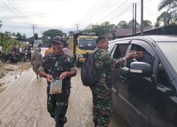 Terjebak Banjir, Pengendara di Perbatasan Nagan Raya–Abdya Dapat Makanan Gratis dari Koramil Babahrot Kodim 0110