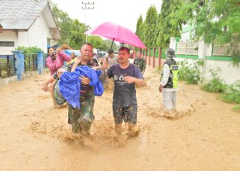 Gerak Cepat, Prajurit TNI AD Selamatkan Lansia 90 Tahun dari Rumah Terendam Banjir