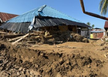 Panglima TNI Dampingi Menhan RI Tinjau Langsung Pengungsi Banjir di Pidie Jaya, Aceh