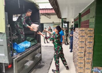 TNI Distribusikan 14.225 Nasi Bungkus untuk Warga Terdampak Banjir di Medan