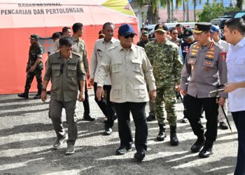 Panglima TNI Dampingi Presiden RI Tinjau Lokasi Bencana Tapanuli Tengah dan Padang