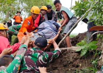 Demi Selamatkan Ibu dan Bayi, Prajurit TNI Tandu Ibu Hamil di Jalur Terisolasi