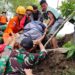 Demi Selamatkan Ibu dan Bayi, Prajurit TNI Tandu Ibu Hamil di Jalur Terisolasi