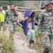 TNI Evakuasi Dua Lansia Penderita Stroke di Wilayah Terisolasi Bener Meriah