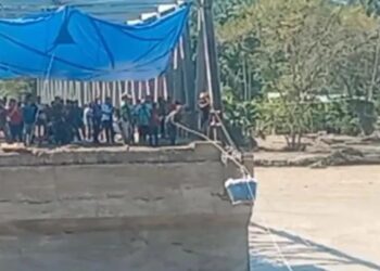Akses Terputus, Bantuan Melintas di Atas Tali Menuju Warga Terisolasi