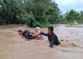 Prajurit Kodam IM Siaga di Titik Rawan Longsor dan Banjir untuk Selamatkan Warga