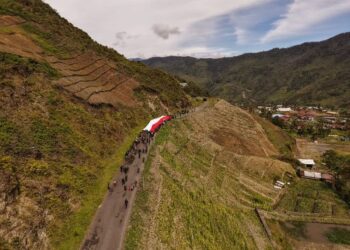 Merah Putih Raksasa Naik ke Puncak Bukit Zaitun, Bukti Cinta Satgas Yonif 743/PSY Bersama  Masyarakat Papua Untuk NKRI