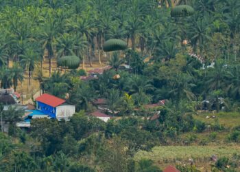 TNI Kembali Kirim Bantuan Dengan Metode Airdrop untuk Warga Terisolasi Akibat Banjir di Aceh Tamiang