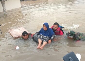 PASCA BANJIR LANGKAT, MARINIR  TNI AL SELAMATKAN BAYI HINGGA LANSIA YANG TERJEBAK