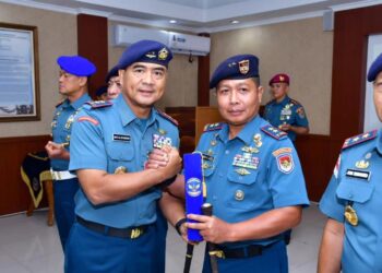 Kobarkan Sinergi Udara dan Laut, Komandan Kodaeral VI Terima Brevet Kehormatan Penerbangan TNI AL