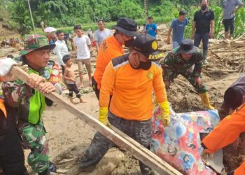 TNI dan BNPB Evakuasi Korban Meninggal Banjir di Aceh