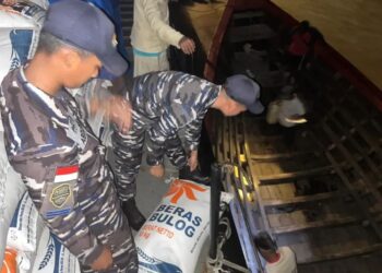 TIBA DI ACEH, KRI SSA-378 TNI AL DEBARKASI BANTUAN BAGI MASYARAKAT TERDAMPAK BENCANA